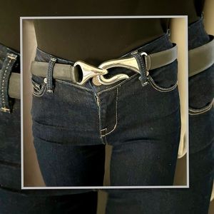 CHICO’S BLACK LEATHER ADJUSTABLE BELT WITH SILVER HOOK CLOSURE S/M